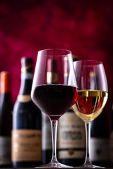 レストランでワインを飲む 
