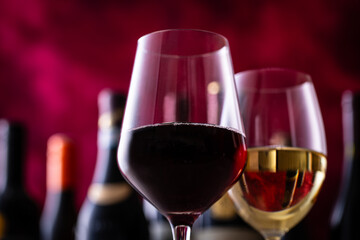 レストランでワインを飲む 