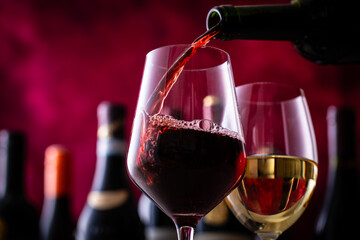 ワイングラスに赤ワインを注ぐ 