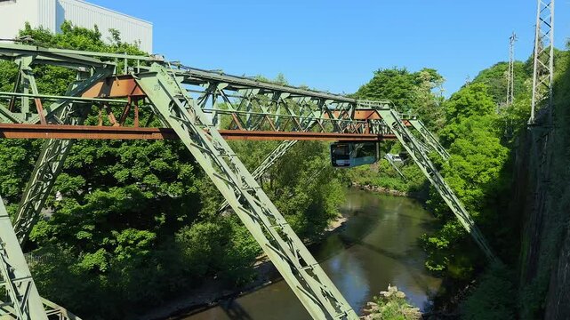 Schwebebahn in der N&auml;he der Haltestelle Kluse in Wuppertal, Deutschland