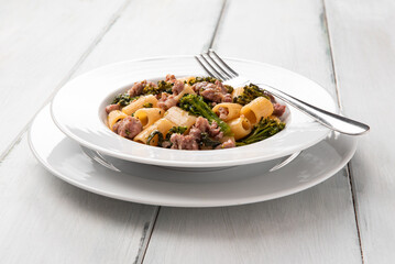 Pasta con broccoli e salsiccia, cibo italiano 