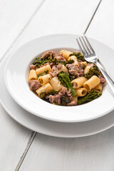 Pasta con broccoli e salsiccia, cibo italiano 