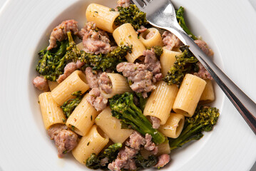 Pasta con broccoli e salsiccia, cibo italiano 