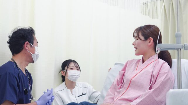 入院患者に説明をするドクターと看護師