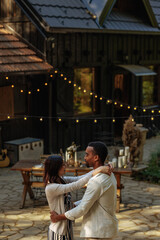 Obraz premium A couple slow dancing in an outdoor setting