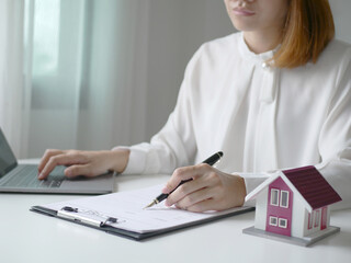 Investment real estate agent Sign and give home insurance advice Create a home purchase insurance contract to approve the purchase for the customer