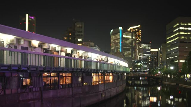 横浜・宮川橋から望むハーモニカ横丁夜景　ジンバル移動撮影