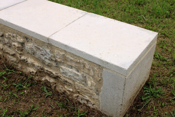 Margelle, couvertine, dessus de mur en pierre