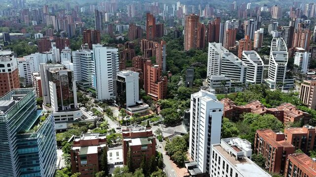 Video a&eacute;reo por el Poblado, en la Ciudad de Medell&iacute;n, Colombia, cerca a la MIlla de Oro.