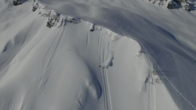 Drone ski freeride dans belle poudreuse