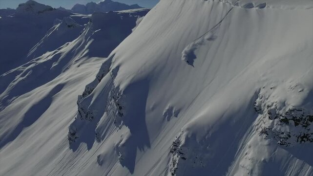 Drone ski freeride dans belle poudreuse
