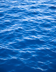 Obraz premium Glittering azure waves gently undulating, masterpiece. with white shades