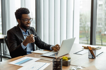 Obraz premium African american businessman having a video call and looking excited