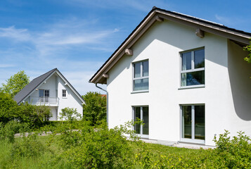 Moderne Einfamilienhäuser in Wohnsiedlung