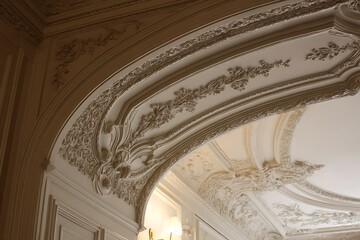 Obraz premium White aged plaster ceiling with ornate arch design 