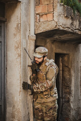 Obraz premium Soldier Communicates With Transceiver Before Entering In A House