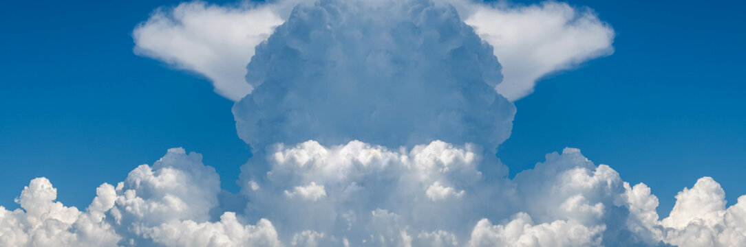 Un gros cumulus &eacute;clatant flotte dans un ciel bleu pur, dessinant des formes majestueuses 