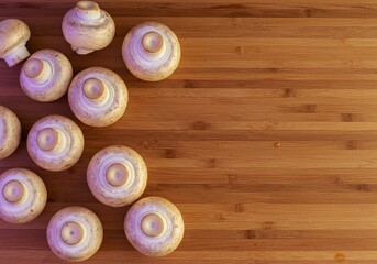 Obraz premium 木目調台に並ぶ新鮮なマッシュルーム 上質感ある食材写真