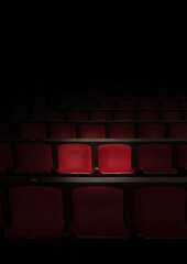 Obraz premium 映画館のスポットライトで浮かぶ赤の座席 