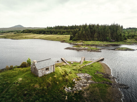 Einsames Steinhaus am Ballynahinch Lake in Irland