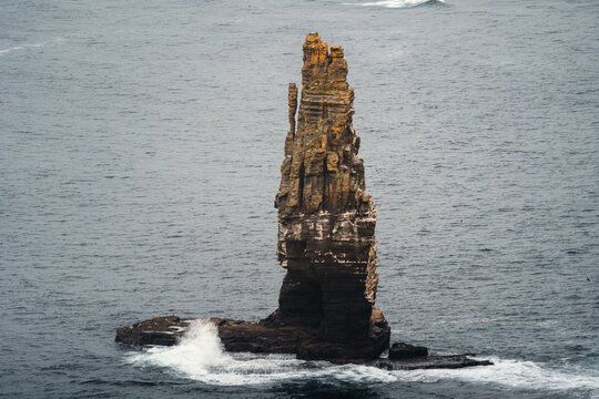 Branaunmore Sea Stack vor den Cliffs of Moher, Irland