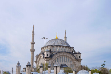 Obraz premium Nuruosmaniye Mosque near by the Grand Bazaar in the vibrant city capital of Istanbul, Turkiye 