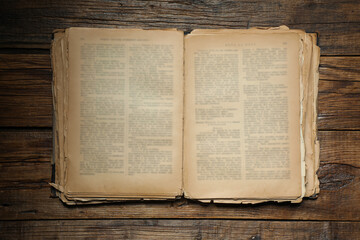Obraz premium Open old book on wooden table, top view