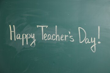Fototapeta premium Phrase Happy Teacher’s Day with exclamation mark on green chalkboard, closeup