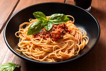 Spaghetti con ragù di salsiccia, pasta italiana 