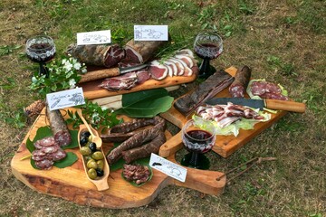 Auswahl an korsischen Wurstspezialitäten mit Figatellu, Coppa, Lonzu und Saucisse Corse de pork.