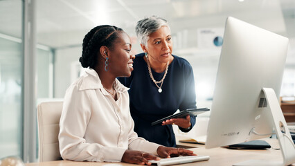 Plakat Computer, teamwork and review with business women in office for accounting discussion, audit feedback or talk. Tech, portfolio manager and collaboration with mentor, tablet and finance agency report