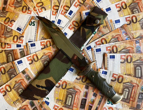 Cuchillo machete de guerra, extorsi&oacute;n, amenaza, secuestro, violencia y rescate con dinero en billetes de 50 &euro; euros para aumentar negocio en gasto militar con arma de camuflaje del ej&eacute;rcito