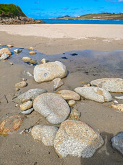 Rocas y arena en la playa de Muxía, Galicia, España