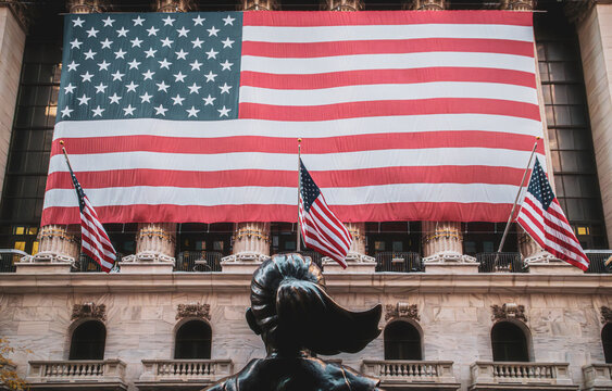 Nueva York, EE. UU. 10 11 2019. Estatua de la Fearless girl frente a la Bolsa de Valores de Nueva York. La bandera estadounidense en la fachada de la Bolsa. Wall Street.