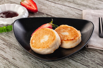 Cottage cheese pancakes - Syrniki for breakfast