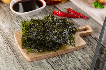 Seaweed roasted nori chips heap