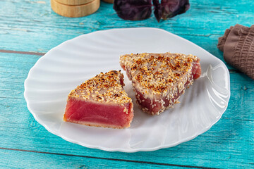 Tuna tataki with sesame seeds
