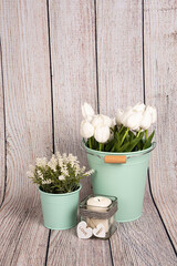 Maceteros con ramos de flores y tulipanes blancos.