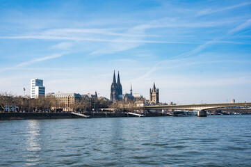 Fototapeta premium Kölner Dom vor Himmel mit leichtem Wolkenschleier