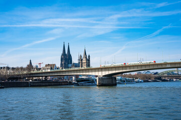 Naklejka premium Kölner Dom vor Himmel mit leichtem Wolkenschleier