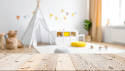 Obraz premium Im Vordergrund ein Tisch, im Hintergrund unscharf ein Kinderzimmer 