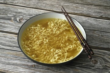 Oriental instant noodles, curry flavour with chives.