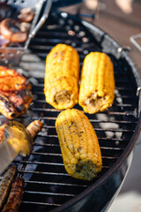 Maiskolben auf einem Holzkohlegrill