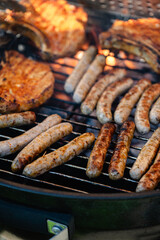 Fleisch auf einem Holzkohlgrill