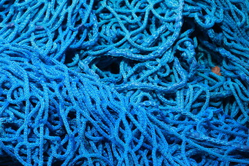 A blue and white rope with many knots