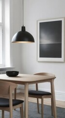 木製ダイニングテーブルと椅子を備えたスタイリッシュなミニマリストルーム、ブラックペンダントライト、グレーアートワーク、静かで平和な屋内シーン