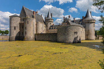 Les  douves du Château de Sully-sur-Loire en France