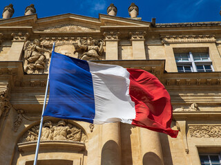 Mairie et drapeau français.