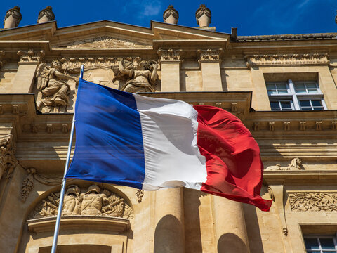Mairie et drapeau fran&ccedil;ais.