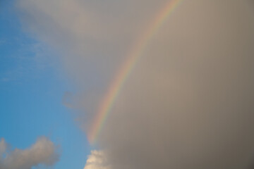 Himmel mit Regenbogen